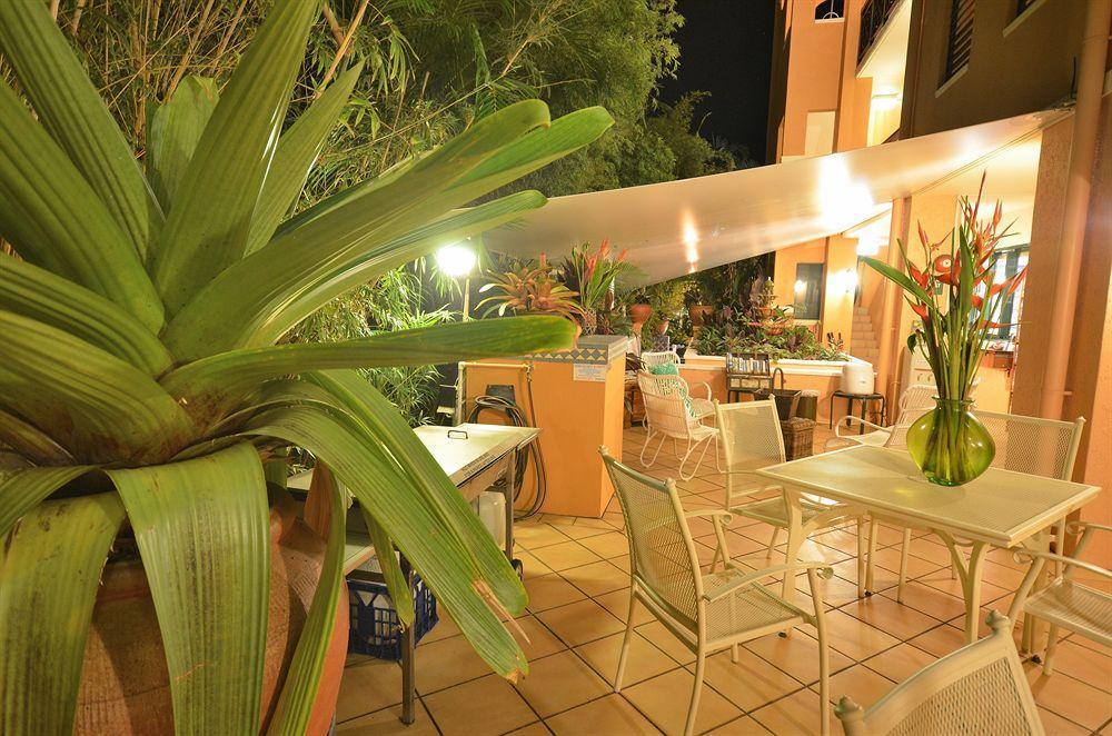 Martinique On Macrossan Aparthotel Port Douglas Exteriör bild