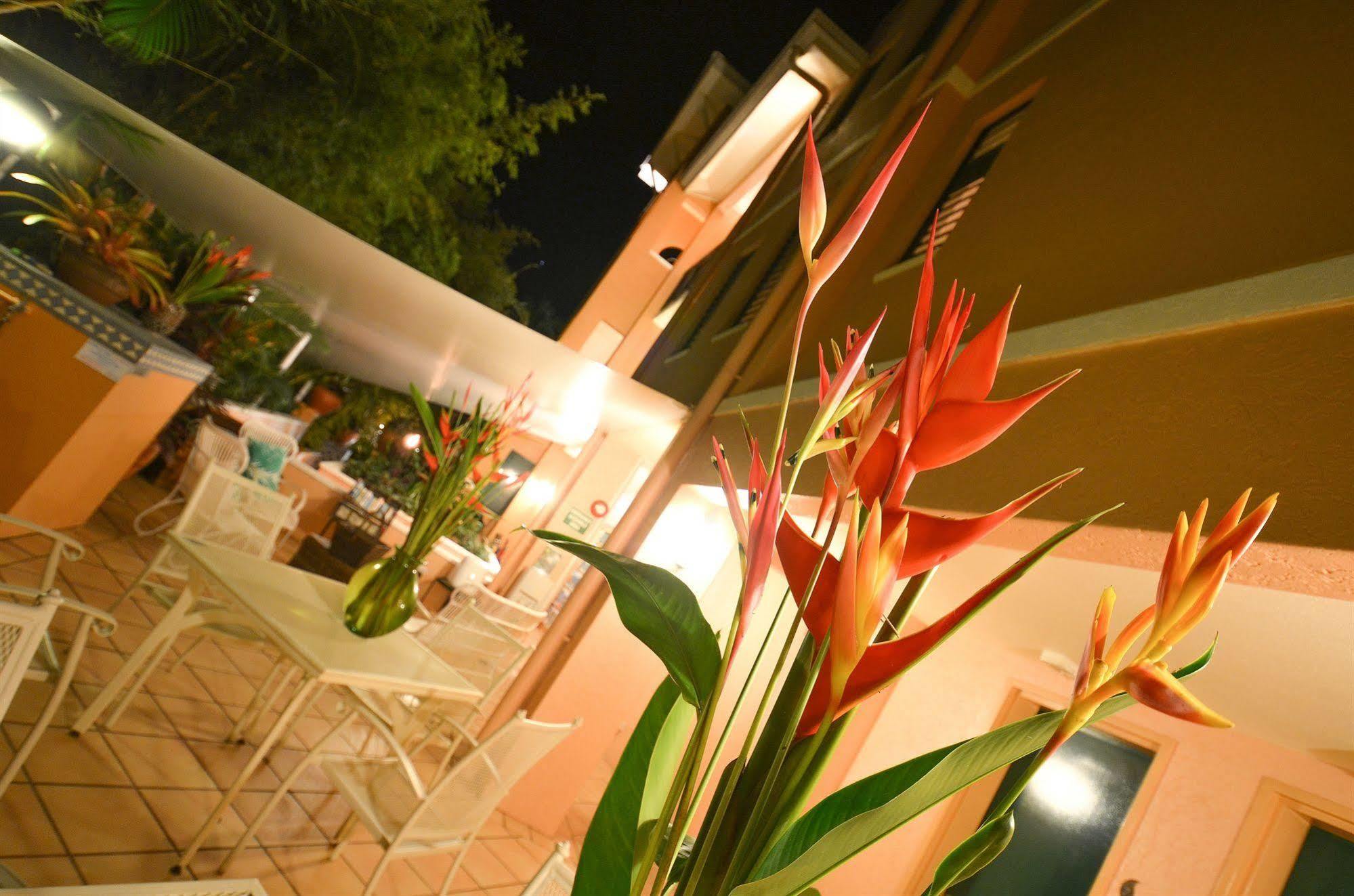 Martinique On Macrossan Aparthotel Port Douglas Exteriör bild